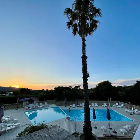 Climatise Avec Terrasse Coucher De Soleil Menage Compris Pour 2 A 3 Personnes Dans Un Parc Calme Avec Double Piscine Au Sel Et Parking Prive Protege Proche Et Port