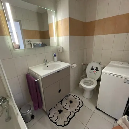 Climatise Avec Terrasse Coucher De Soleil Menage Compris Pour 2 A 3 Personnes Dans Un Parc Calme Avec Double Piscine Au Sel Et Parking Prive Protege Proche Et Port Διαμέρισμα