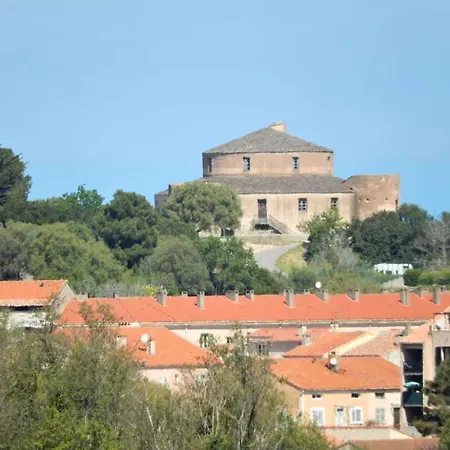 Climatise Avec Terrasse Coucher De Soleil Menage Compris Pour 2 A 3 Personnes Dans Un Parc Calme Avec Double Piscine Au Sel Et Parking Prive Protege Proche Et Port * Saint-Florent (Corsica)