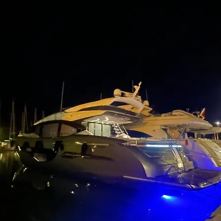 Climatise Avec Terrasse Coucher De Soleil Menage Compris Pour 2 A 3 Personnes Dans Un Parc Calme Avec Double Piscine Au Sel Et Parking Prive Protege Proche Et Port Διαμέρισμα