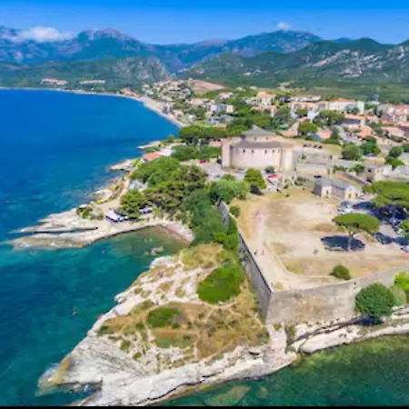 Climatise Avec Terrasse Coucher De Soleil Menage Compris Pour 2 A 3 Personnes Dans Un Parc Calme Avec Double Piscine Au Sel Et Parking Prive Protege Proche Et Port Διαμέρισμα *
