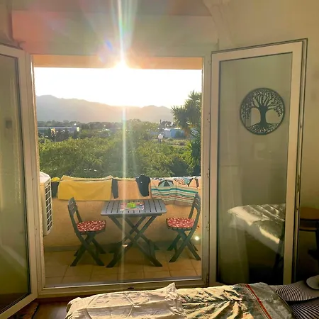 Climatise Avec Terrasse Coucher De Soleil Menage Compris Pour 2 A 3 Personnes Dans Un Parc Calme Avec Double Piscine Au Sel Et Parking Prive Protege Proche Et Port Διαμέρισμα *
