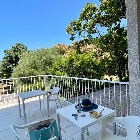 Climatise Avec Terrasse Coucher De Soleil Menage Compris Pour 2 A 3 Personnes Dans Un Parc Calme Avec Double Piscine Au Sel Et Parking Prive Protege Proche Et Port Διαμέρισμα