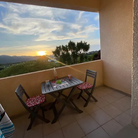 Climatise Avec Terrasse Coucher De Soleil Menage Compris Pour 2 A 3 Personnes Dans Un Parc Calme Avec Double Piscine Au Sel Et Parking Prive Protege Proche Et Port Διαμέρισμα *