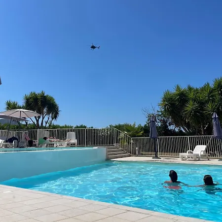 Διαμέρισμα Climatise Avec Terrasse Coucher De Soleil Menage Compris Pour 2 A 3 Personnes Dans Un Parc Calme Avec Double Piscine Au Sel Et Parking Prive Protege Proche Et Port