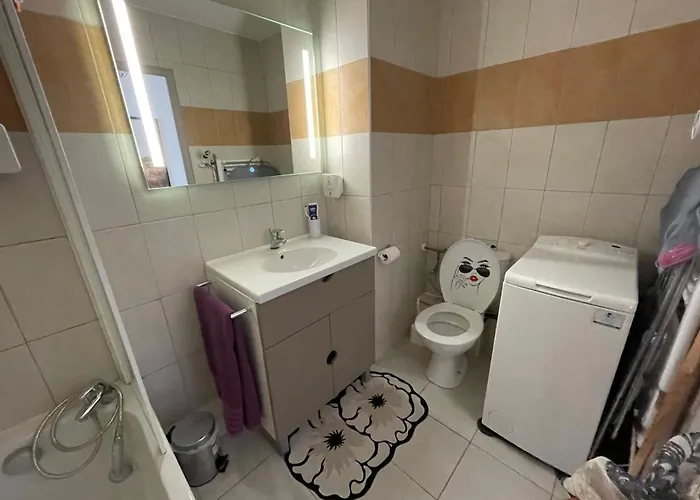 Studio Climatise Avec Terrasse Coucher De Soleil Menage Compris Pour 2 A 3 Personnes Dans Un Parc Calme Avec Double Piscine Au Sel Et Parking Prive Protege Proche Mer Et Port Apartmán