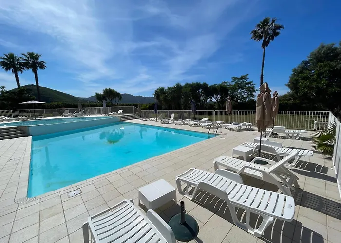 Studio Climatise Avec Terrasse Coucher De Soleil Menage Compris Pour 2 A 3 Personnes Dans Un Parc Calme Avec Double Piscine Au Sel Et Parking Prive Protege Proche Mer Et Port Apartmán Saint-Florent (Corsica)