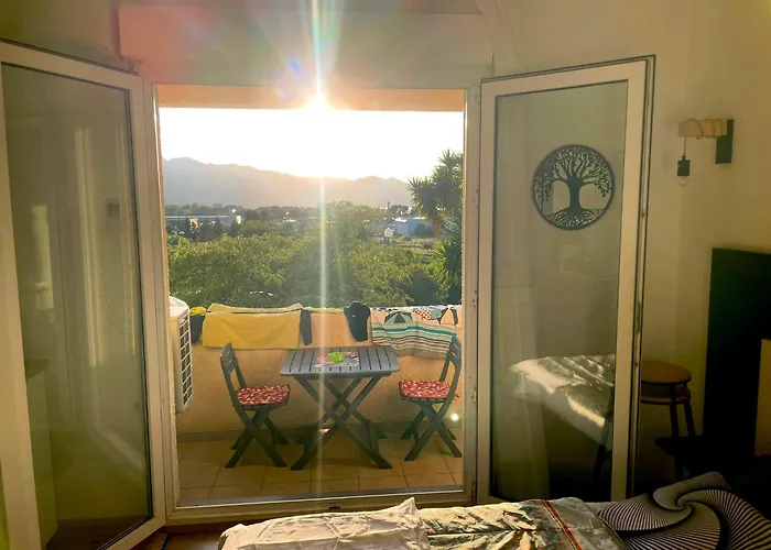 Studio Climatise Avec Terrasse Coucher De Soleil Menage Compris Pour 2 A 3 Personnes Dans Un Parc Calme Avec Double Piscine Au Sel Et Parking Prive Protege Proche Mer Et Port Apartmán *