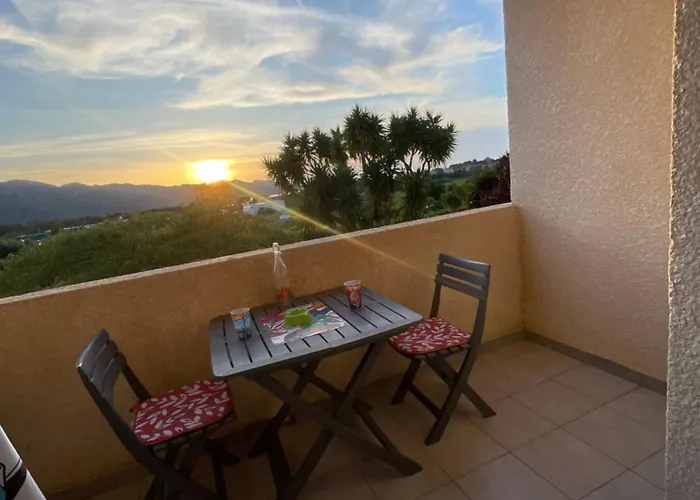 Studio Climatise Avec Terrasse Coucher De Soleil Menage Compris Pour 2 A 3 Personnes Dans Un Parc Calme Avec Double Piscine Au Sel Et Parking Prive Protege Proche Mer Et Port Apartmán *