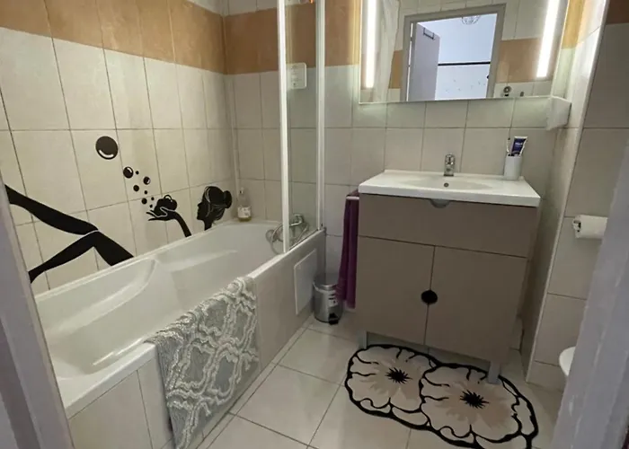 Studio Climatise Avec Terrasse Coucher De Soleil Menage Compris Pour 2 A 3 Personnes Dans Un Parc Calme Avec Double Piscine Au Sel Et Parking Prive Protege Proche Mer Et Port Apartmán