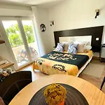 Studio Climatise Avec Terrasse Coucher De Soleil Menage Compris Pour 2 A 3 Personnes Dans Un Parc Calme Avec Double Piscine Au Sel Et Parking Prive Protege Proche Mer Et Port * 圣弗洛朗