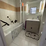 Studio Climatise Avec Terrasse Coucher De Soleil Menage Compris Pour 2 A 3 Personnes Dans Un Parc Calme Avec Double Piscine Au Sel Et Parking Prive Protege Proche Mer Et Port 公寓
