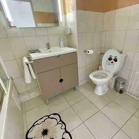 Climatisé Avec Terrasse Coucher De Soleil Ménage Compris Pour 2 à 3 Personnes Dans Un Grand Parc Arboré Au Calme Avec Double Piscine Au Sel Et Parking Privé Protégé Saint-Florent (Corsica)