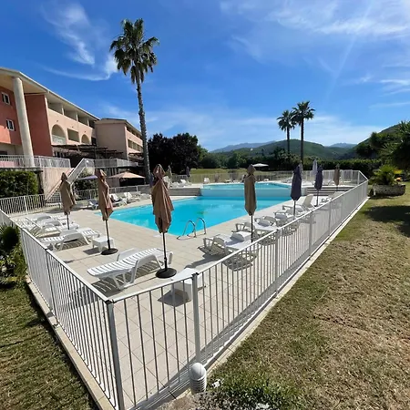 Climatisé Avec Terrasse Coucher De Soleil Ménage Compris Pour 2 à 3 Personnes Dans Un Grand Parc Arboré Au Calme Avec Double Piscine Au Sel Et Parking Privé Protégé