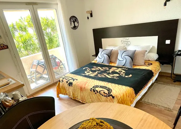 Studio Climatise Avec Terrasse Coucher De Soleil Menage Compris Pour 2 A 3 Personnes Dans Un Parc Calme Avec Double Piscine Au Sel Et Parking Prive Protege Proche Mer Et Port * Saint-Florent (Corsica)