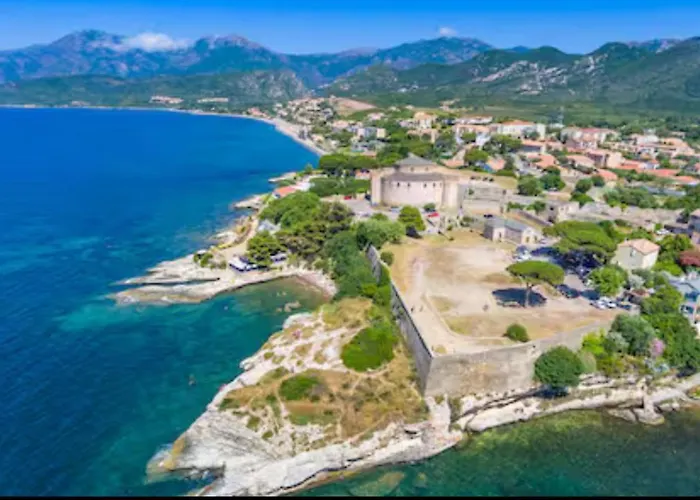 Studio Climatise Avec Terrasse Coucher De Soleil Menage Compris Pour 2 A 3 Personnes Dans Un Parc Calme Avec Double Piscine Au Sel Et Parking Prive Protege Proche Mer Et Port Διαμέρισμα *